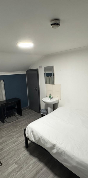 1 bedroom in a house share to rent - Photo 1