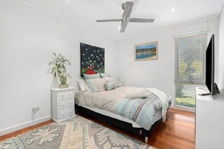 BOUTIQUE VILLA IN PRIZED BEACHSIDE POCKET! - Photo 2