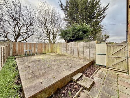 4 bedroom semi-detached house to rent - Photo 4