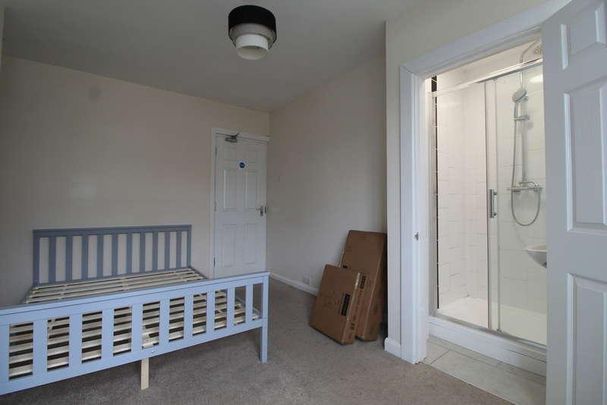 Osborne Avenue, Staines-upon-thames, TW19 - Photo 1