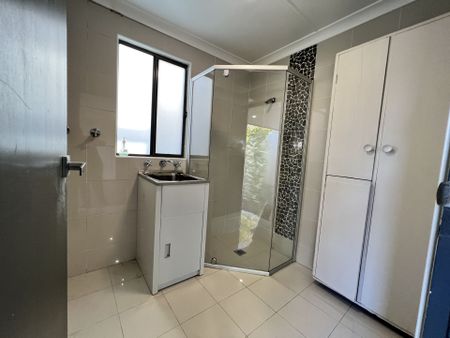 Large 4 Bedroom Brick Home - Photo 3