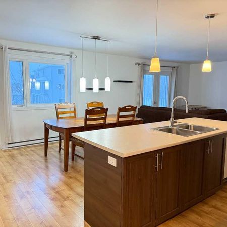 5 1/2 MEUBLÉ Air climatisé, Lave-vaisselle, micro-onde, aspirateur, stationnements déneigés NON-FUMEUR - Photo 3