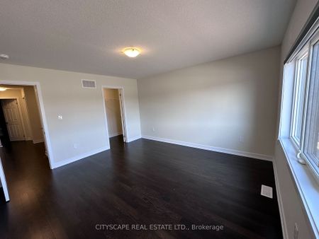 Townhouse For Lease | X8120112 - Photo 2