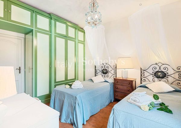 Elegante villa con giardino a due passi dal mare