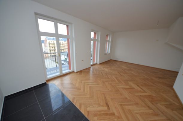 Hochwertig sanierte Dachgeschosswohnung mit Fußbodenheizung und Parkett! - Photo 1