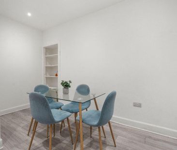 3 bedroom flat to rent - Photo 2