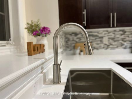 Condo Townhouse For Lease | N9255946 - Photo 2