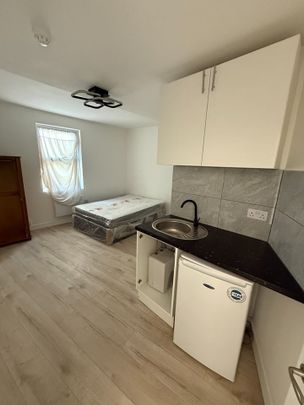Studio Flat, Coombe Lane, SW20 - Photo 1