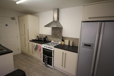 1 bedroom in a house share to rent - Photo 2