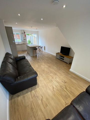 32 Adam Dale- Arguably the best 3 Bed Kingfisher has to offer Loughborough - Photo 3