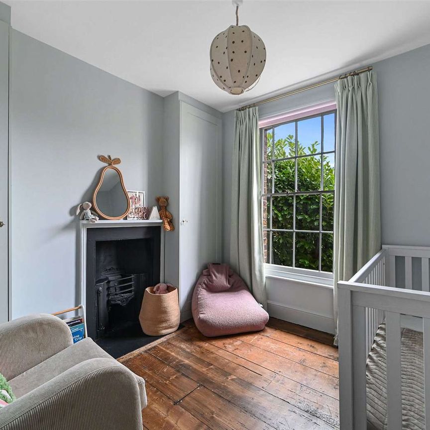 A charming and stylish three bedroom period town house situated in Town Centre location. - Photo 1