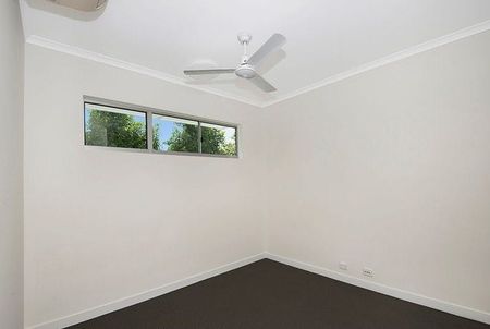 Modern 3 Bedroom Apartment with Castle Hill Views - Photo 2
