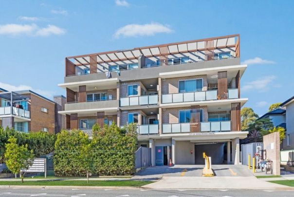 Spacious Modern 2 Bedroom Unit in a Great Location - Photo 1