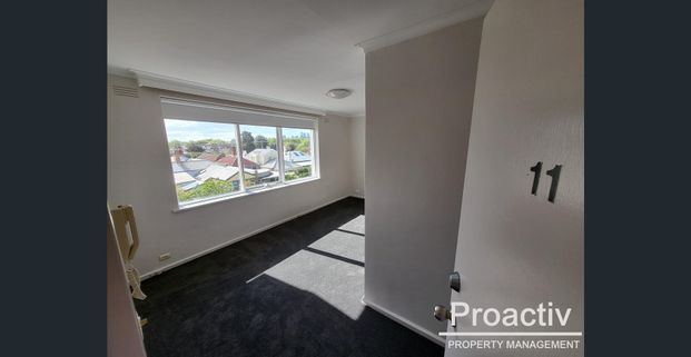 Stylish, Sunlit & Superbly Positioned – Bayside Living at Its Best - Photo 1