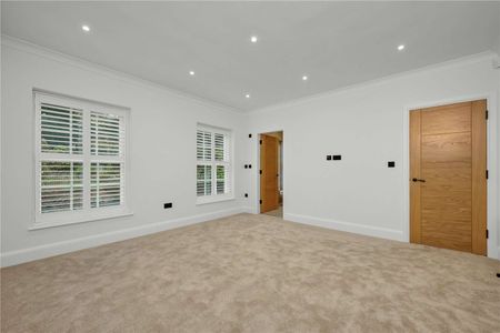 Newly refurbished 4 bedroom home with air conditioning in the sought after Wayneflete Estate. - Photo 4