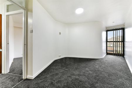 Spacious One Bedroom Apartment With West Facing Balcony And Far Reaching Views - Photo 5