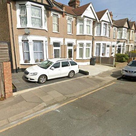 2 Bed Terraced House, Piper Way, IG1 - Photo 2