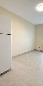 2696 LAKE SHORE BLVD. W. 13 - BRIGHT 2BR/1BATH, LAUNDRY, STEPS TO TTC - Photo 4