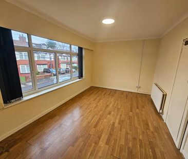 1 Bed Flat, Albert Avenue, M25 - Photo 1