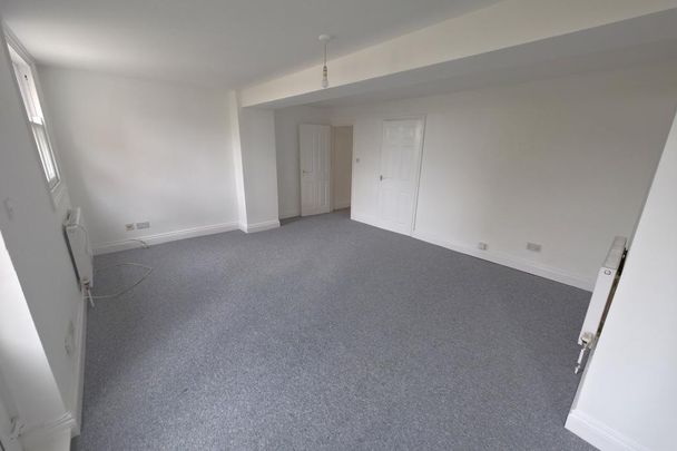 3 bedroom flat to rent - Photo 1