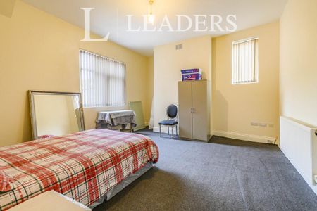 8 bedroom semi-detached house to rent - Photo 2