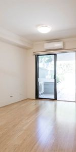 Ground Floor One Bedroom With Large Courtyard - Photo 3