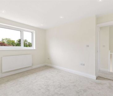 A three bedroom mid terrace home within a cul de sac location in Ascot - Photo 4