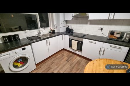 5 bedroom semi-detached house to rent - Photo 3