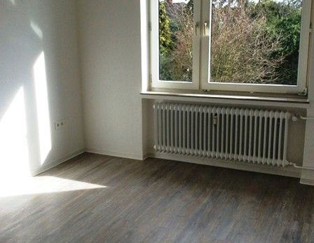 Nette Familie gesucht ! Frisch sanierte 4-Zimmer-Dachgeschosswohnung - Photo 1