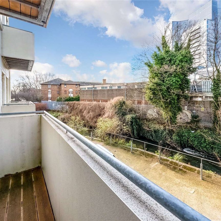 A modern studio flat developed within the Old Paint Factory in Wandsworth which backs onto the green open spaces of King George's Park. - Photo 1