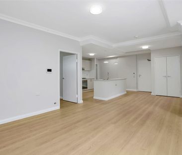 Private, Carefree Centrally Located Modern Apartment with Floorboards - Photo 2