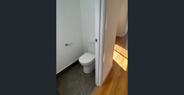 Stunning newly built townhouse in highly sought after Modbury - Photo 1