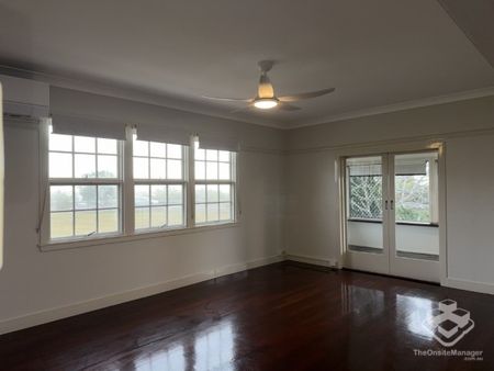 On The Esplanade with Ocean Views 3 Bed 2 Bath 2 Car Home - Photo 4