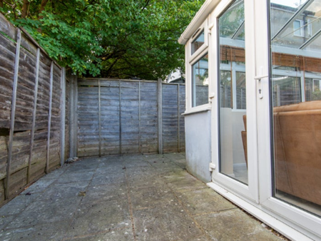 Brading Road Room 2 - Photo 4