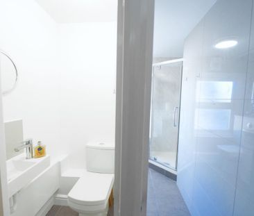 4 bedroom flat share to rent - Photo 4