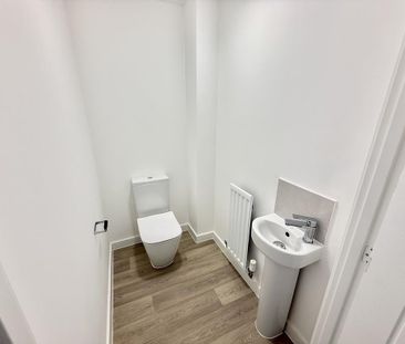 2 bedroom mews to rent - Photo 5