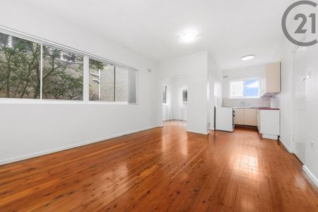 Sunny & Spacious Apartment&comma; Short Stroll to the Coogee Beach&excl; - Photo 4