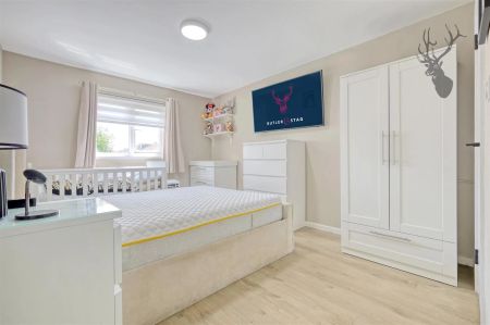 1 Bedroom Flat - Purpose Built - Photo 5