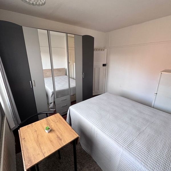 Room in a Shared Flat, Glenister Park Road, SW16 - Photo 2