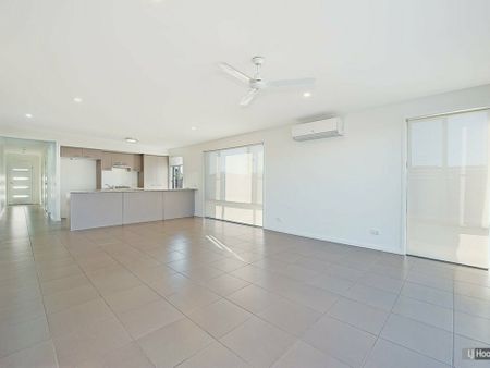 Large 4 Bedroom Home - Photo 2