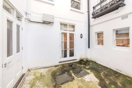 This well presented studio apartment is situated in a stucco fronted period conversion on the very desirable road of Cranley Gardens. - Photo 5