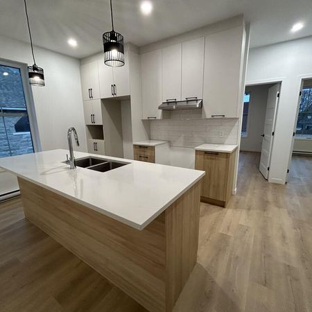 MAGNIFIQUE 5 1/2 - 1er JUILLET - TRIPLEX - 2 STATIONNEMENTS - Photo 4