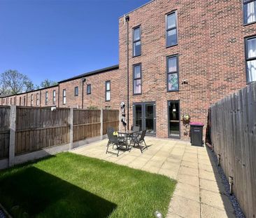 4 bedroom townhouse to rent - Photo 3