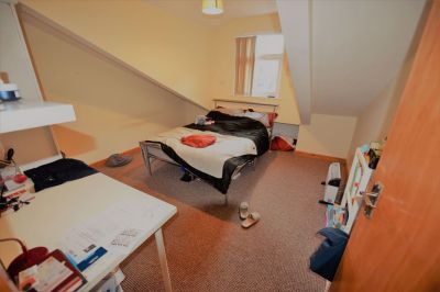 2 bedroom Flat in 1 Low Close Street, Leeds - Photo 4