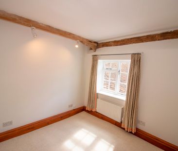 Three Bedroom CHARMING & RENOVATED cottage. NEW kitchen with integr... - Photo 4