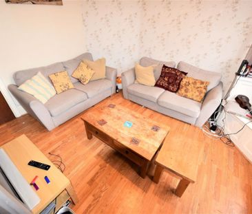 7 bedroom House in Moor Park Drive, Leeds - Photo 3