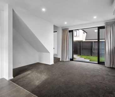 Stylish Townhouse in Prime Location with Parking - Riccarton - Photo 2