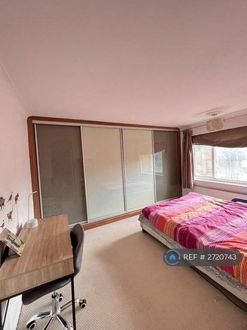 3 bedroom semi-detached house to rent - Photo 5