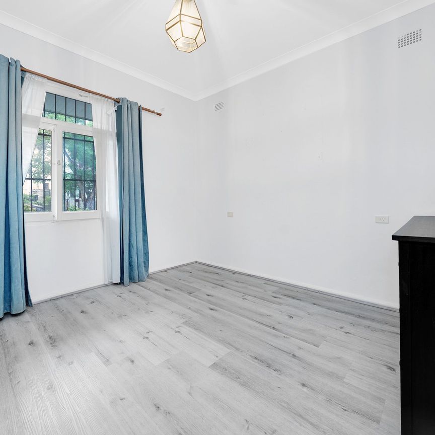 LARGE FAMILY HOUSE! - Photo 1