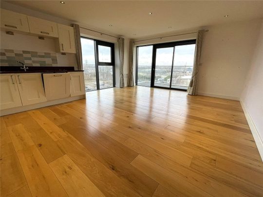 Stunning 5th floor corner apartment with far reaching views over Newbury and large balcony. - Photo 1